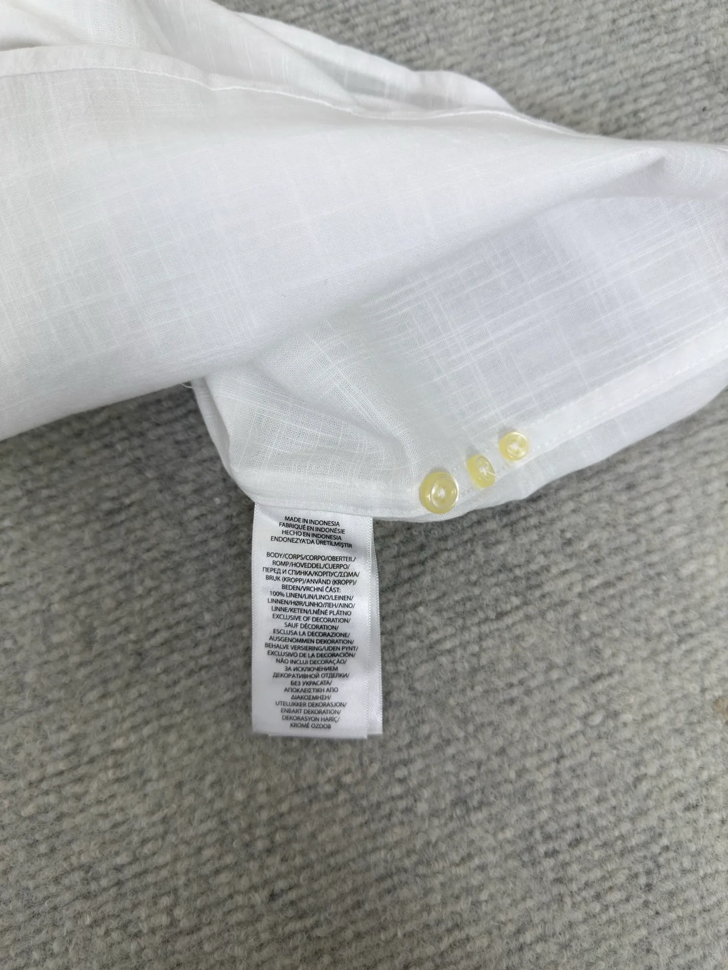 P410 Ralph Lauren embroidered linen shirt. Selected from the finest linen material and featuring iconic pony embroidery, it is simple yet highly recognizable. The clever design of the outer I-shaped pleated slit-style back yoke adds a sense of agility and elegance.  Adopting side-turning and embedded clamping stitching technology, it is smooth and tidy. The fabrics have been washed and have a better hand feel. Not easy to deform, not easy to shrink, not easy to fade, and maintain long-term beauty. Size: s m l xl